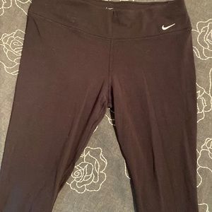 Black Nike cropped leggings